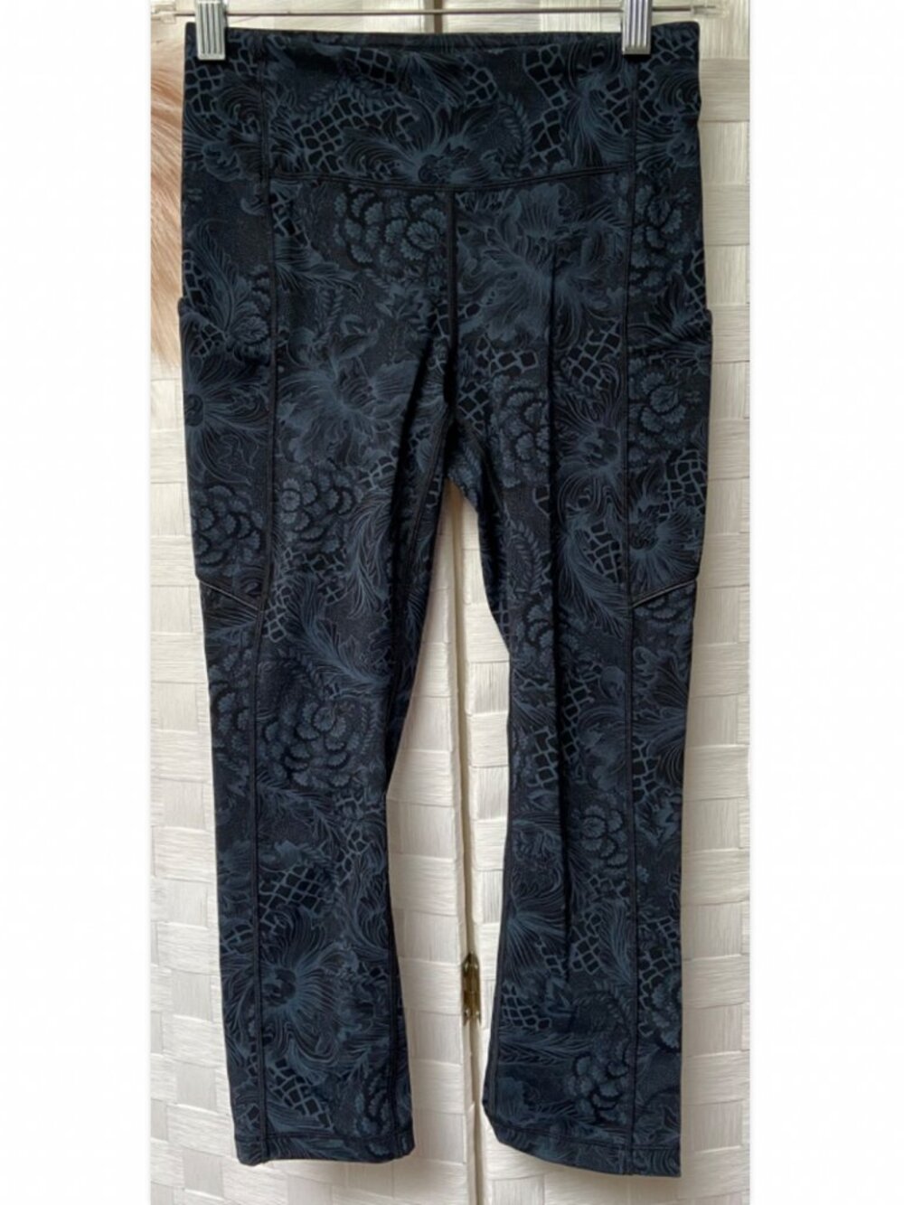Lululemon Blue Floral Capri Crop Legging Pants Size 4